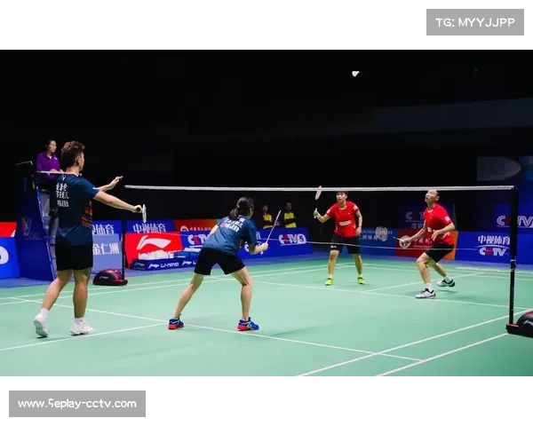 羽超联赛更衣室场景：教练战术布置与队员专注聆听